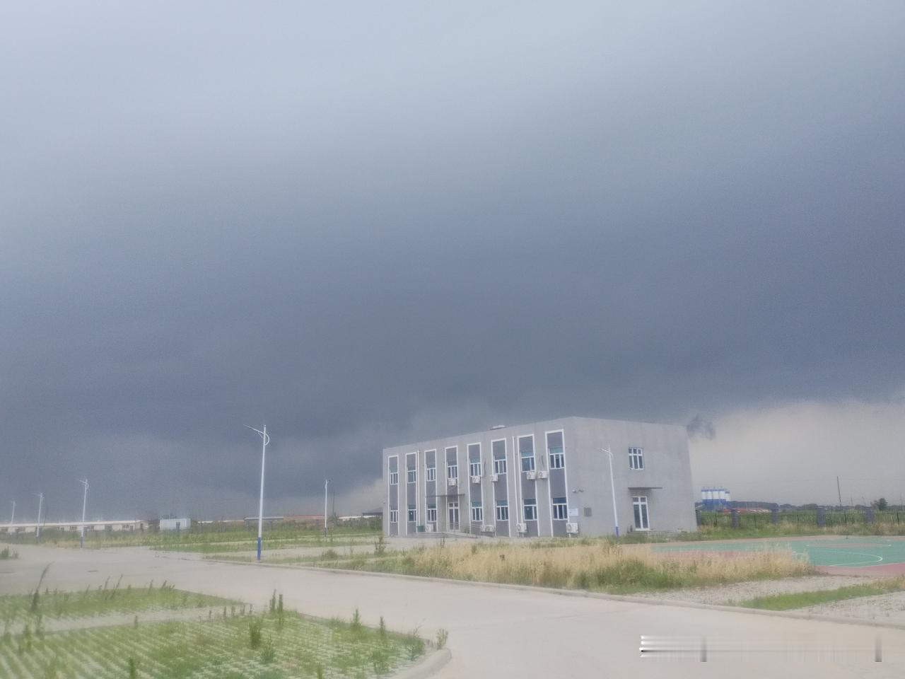 众友友晚上好！今天盼了一天的雷阵雨，终于在下午5点10分，连风带雨到了，不到一小