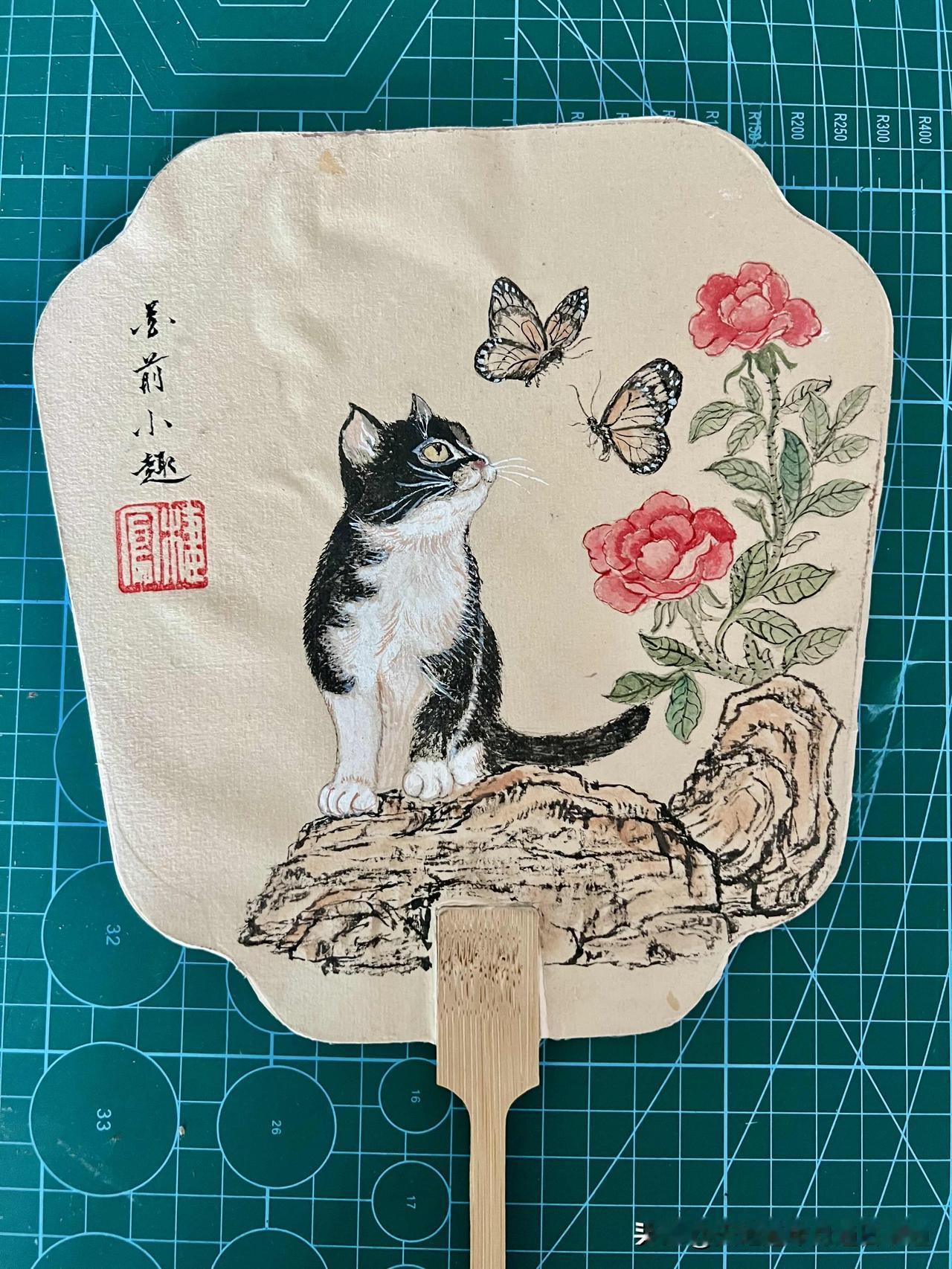 手绘猫儿戏蝶团扇
手绘宠物猫 手绘猫图案 
手绘 
团扇
