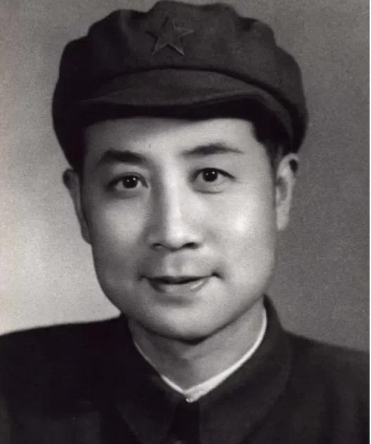 “军统局内有地下党！”军统头子戴笠闻讯震怒，刚要下令缉拿“内鬼”，但看到名字后，