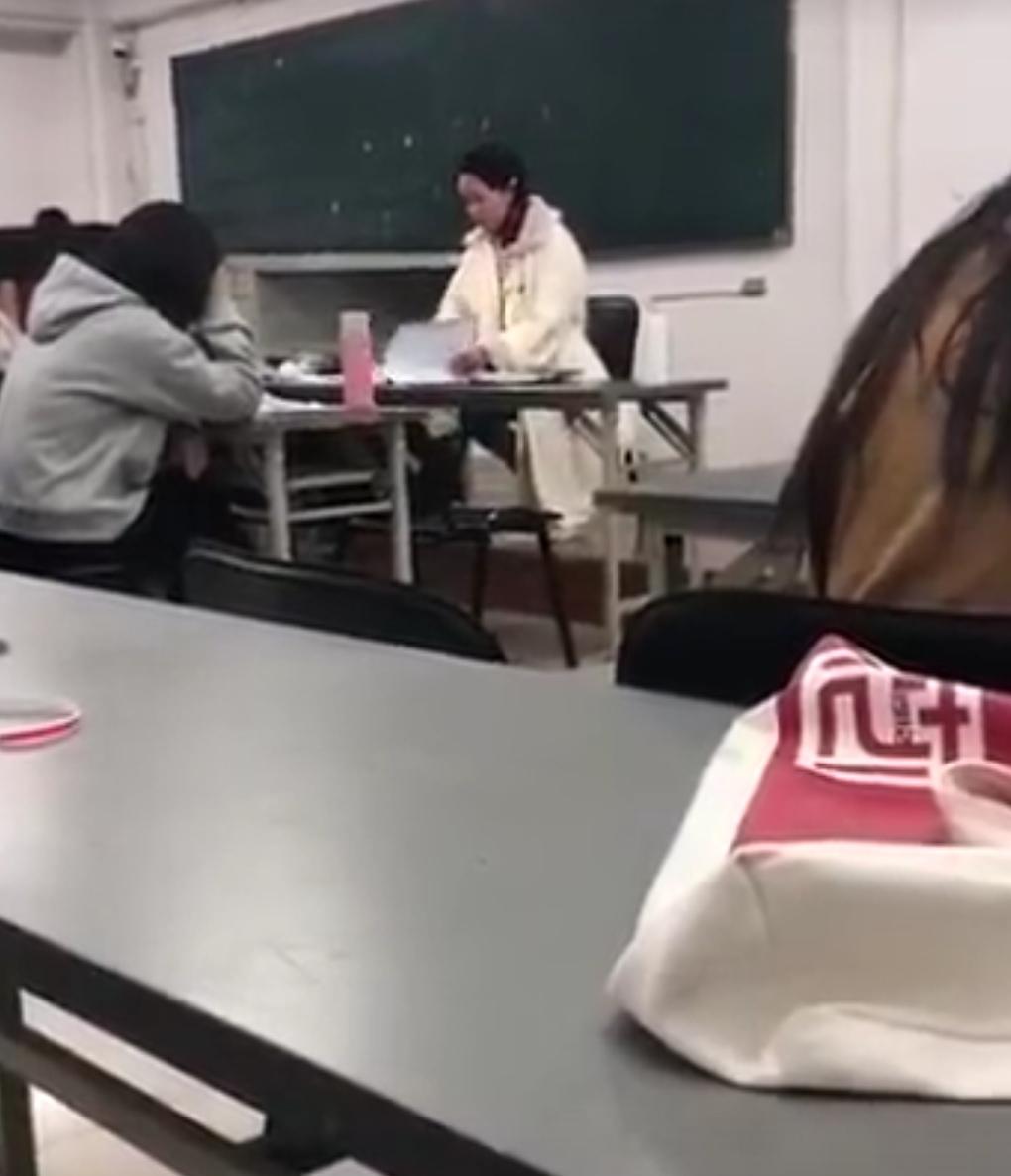 课堂怒斥“妆容像鬼”背后：是整顿纪律，还是苛责青春？

近日，南京艺术学院的一节