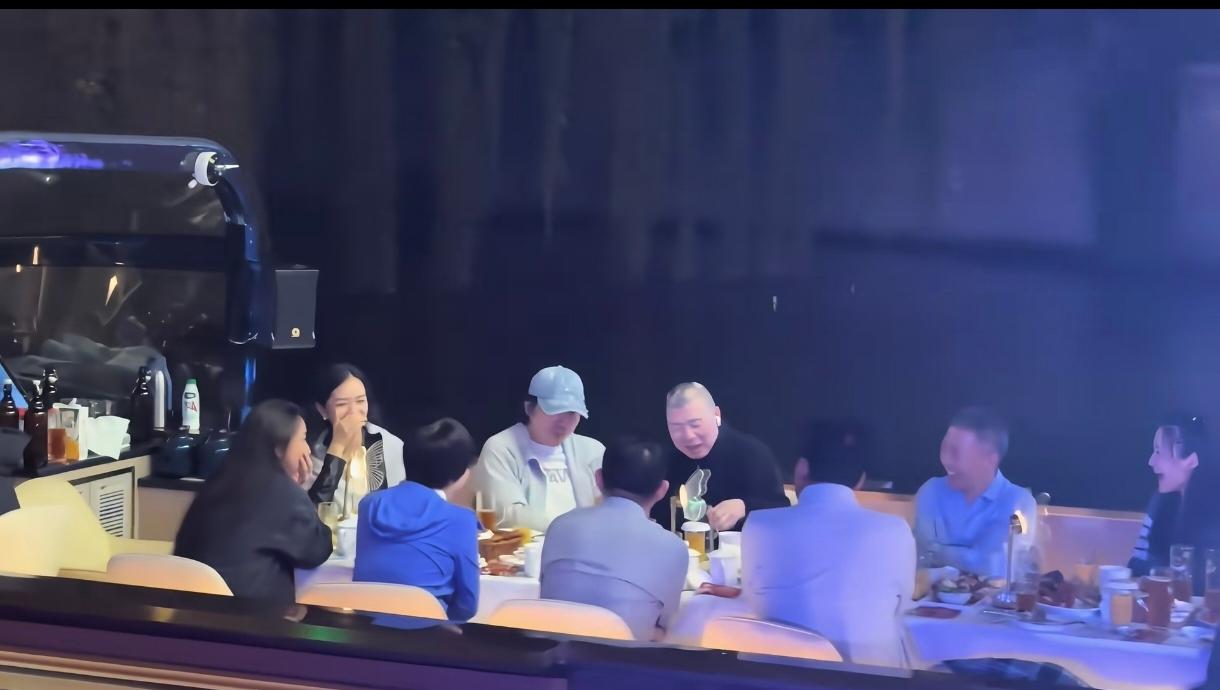 谁认识这是什么地方？冯小刚导演心情不错，与朋友边吃边喝，谈笑风生。任何行业走到顶