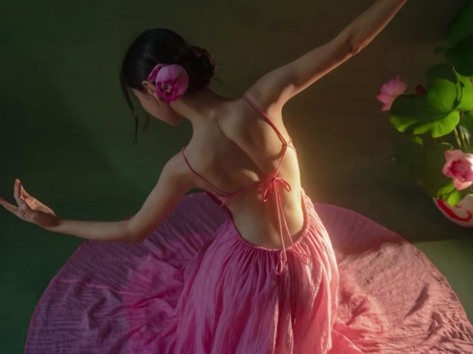 粉衣舞女，花影摇曳。