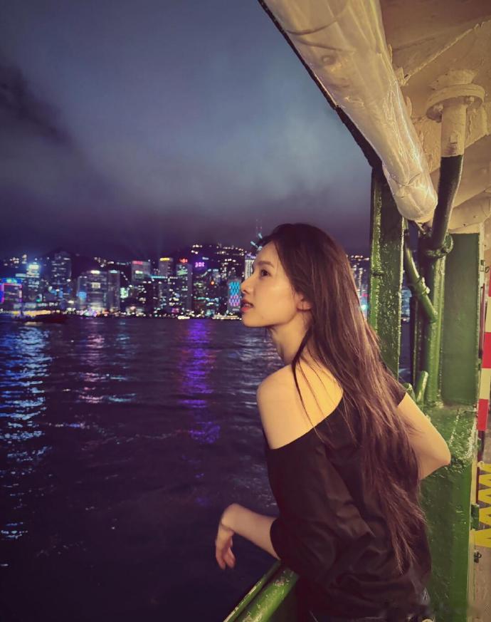 张婧仪有一种从不讨好镜头的美 