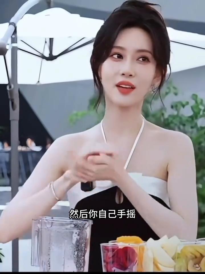 还得加点冰，然后自己手摇，杯里这样叮叮叮叮叮叮，压的不行了。拿一个小杯，水果放在