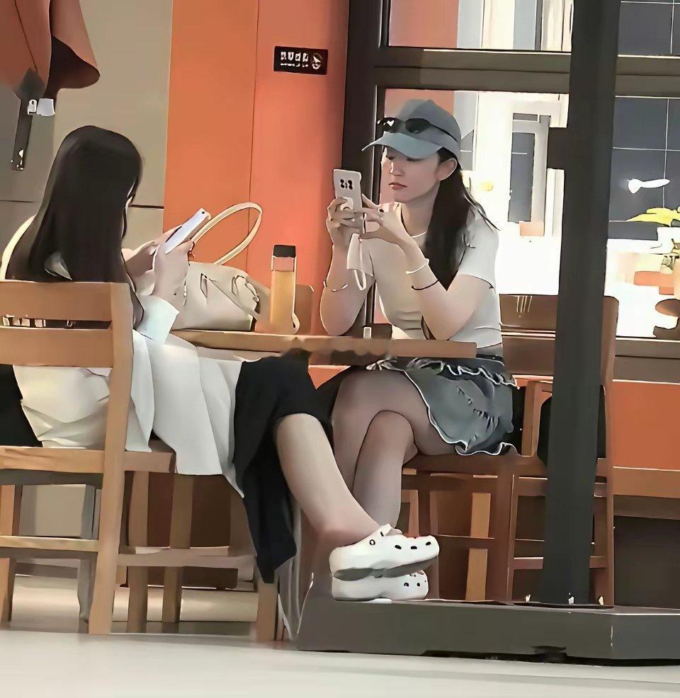 刘亦菲和处女在环球影城被网友偶遇 