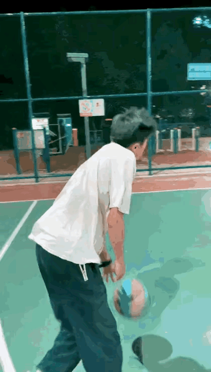 接电话之余打个球