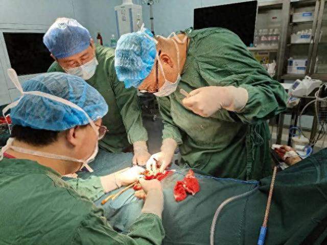 湖南男子抑郁症发作，拿刀自伤切掉生殖器，6小时手术把它接回