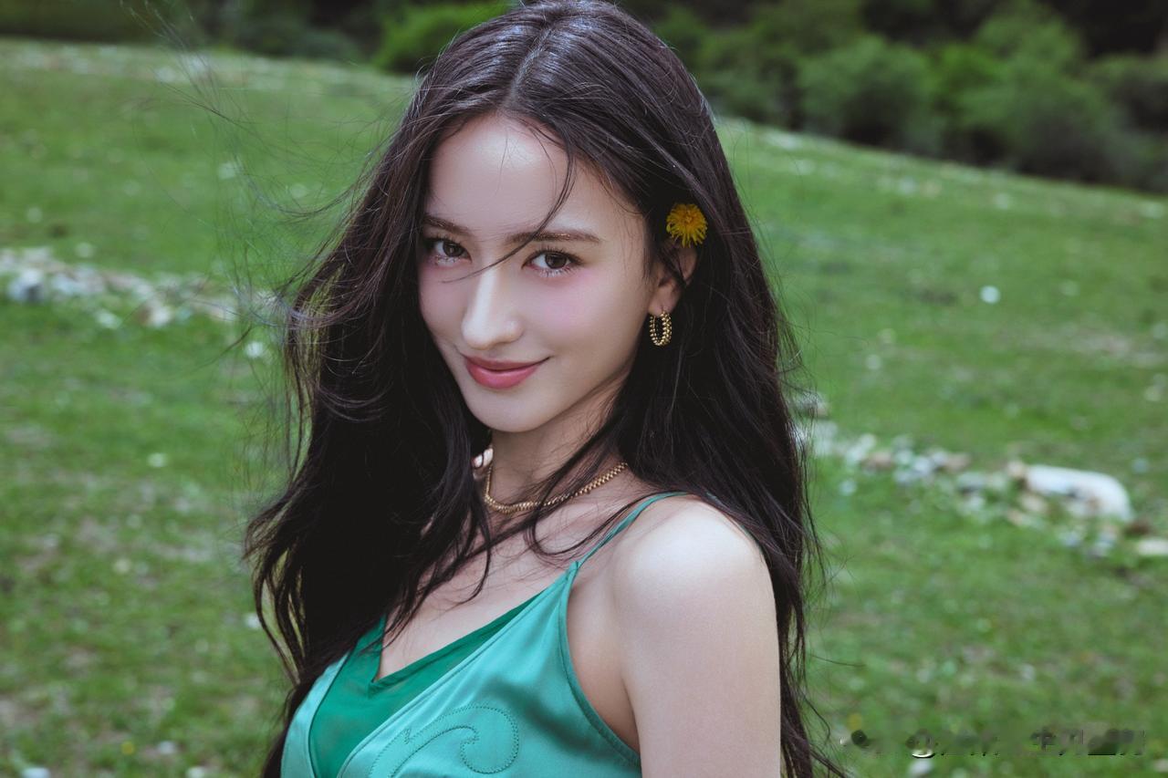 李宛妲这组山间绿野写真一出来，不少网友都感叹：原来真的有人能把饱和度这么高的绿色