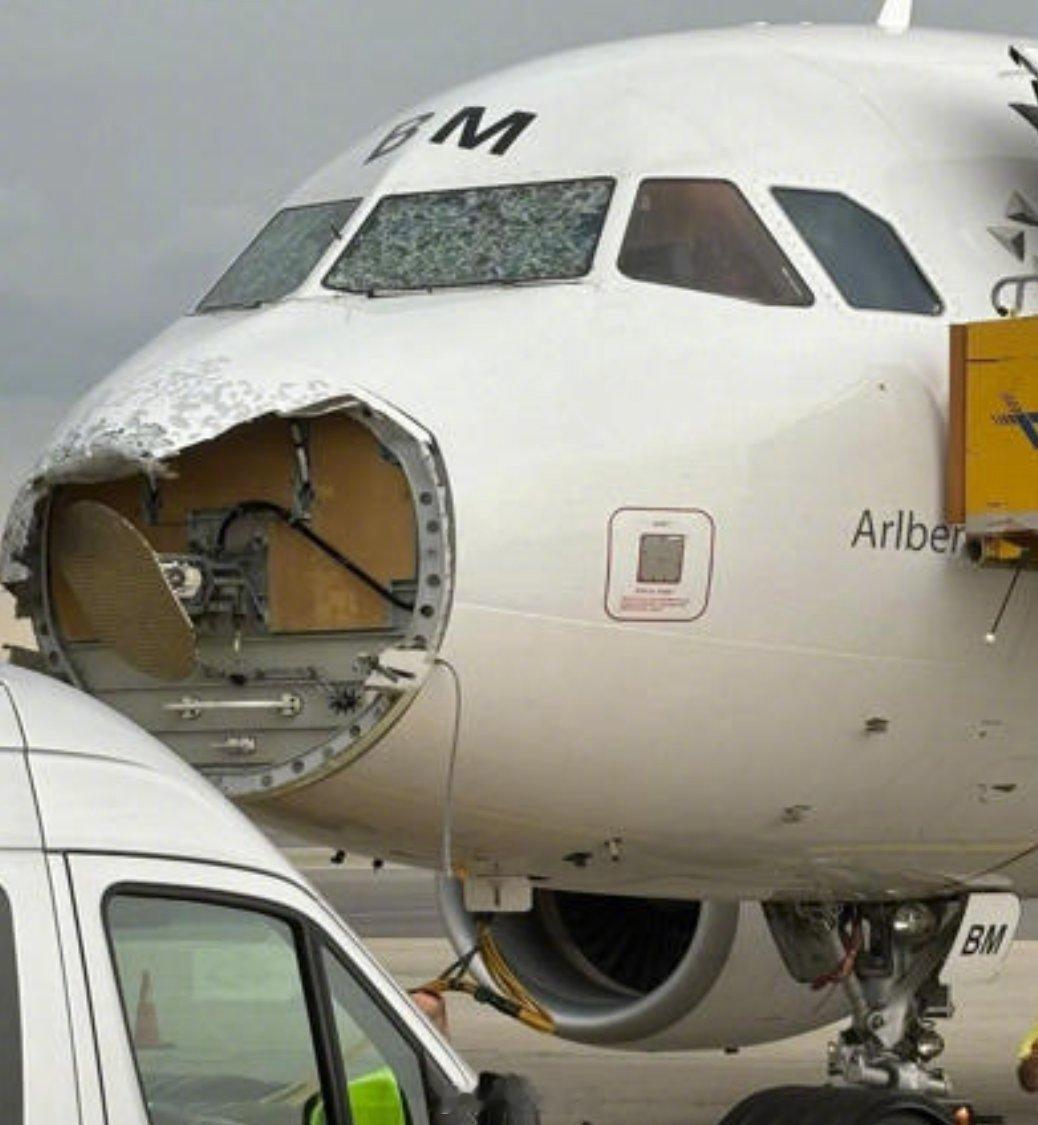 【吓人！冰雹把雷达罩砸穿了[哆啦A梦害怕]】昨天，奥地利航空一架A320（OE-