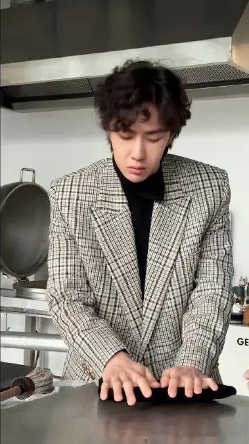 早安 早安，被格子西装的温柔暴击唤醒💚 