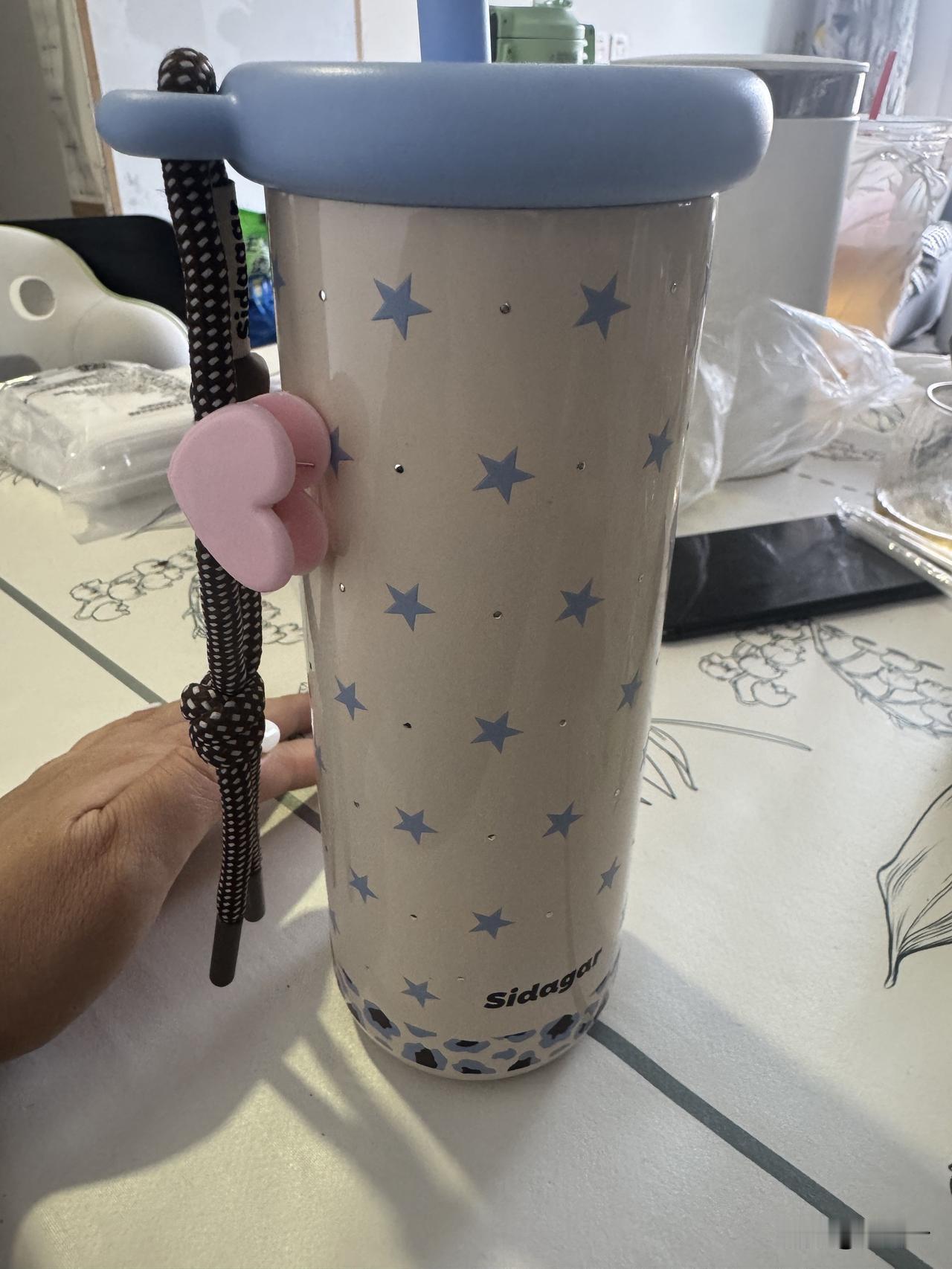 现在商家太卷了，99块买化妆品送的水杯，今天随手一拍，突然就get到它的颜值了！