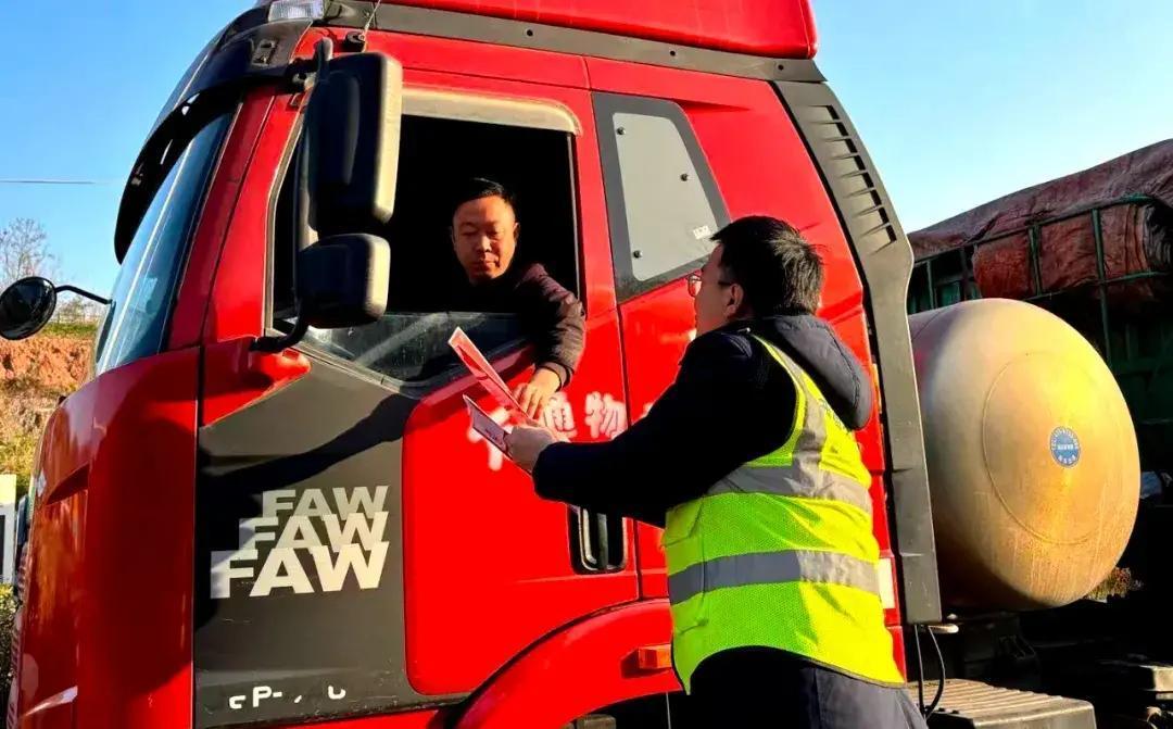 眼看元旦和春节双节就要来了，甘肃陇南地区的两徽和康略高速公路管理方行动起来了，1