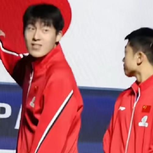 全网疯狂点赞！
看完2026塔什干亚锦赛这一幕颁奖名场面，彻底被国乒两位00后小
