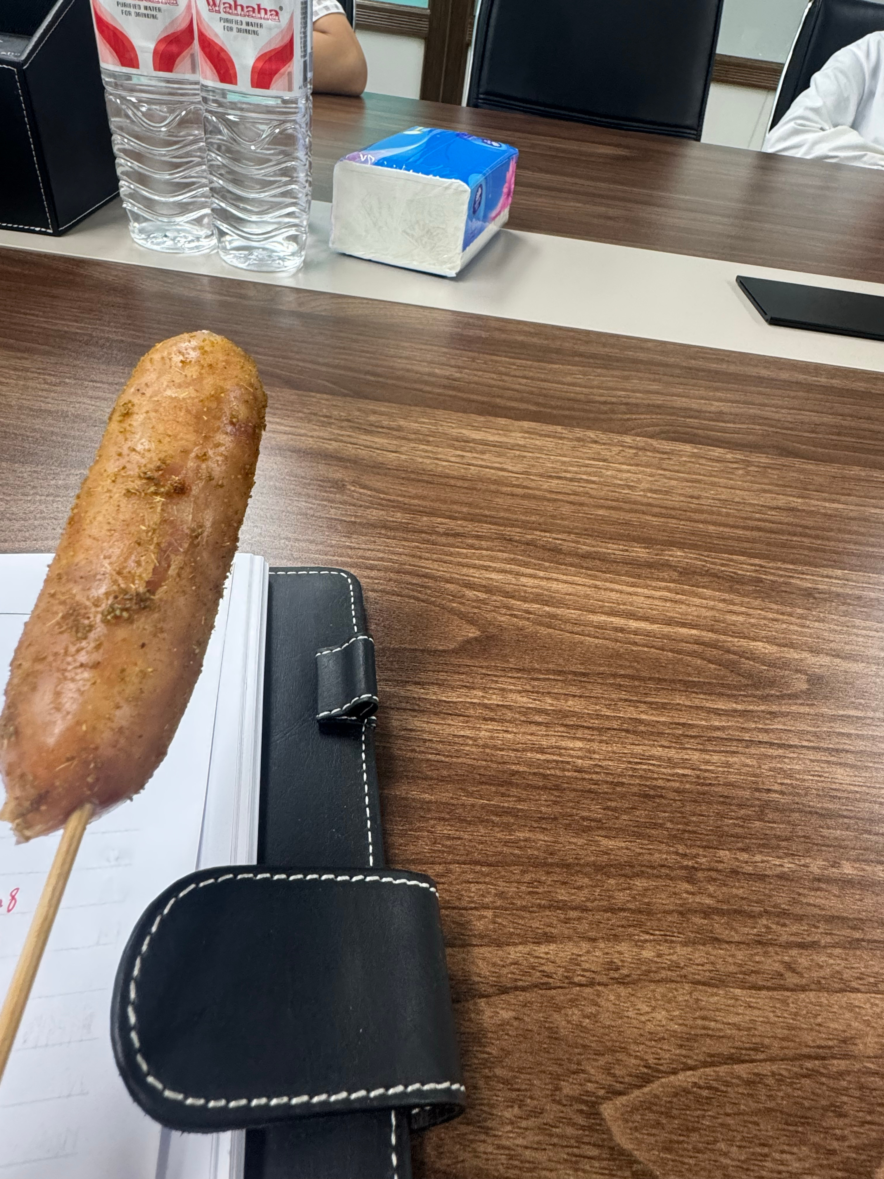 谁家好人开会恰烤肠啊
