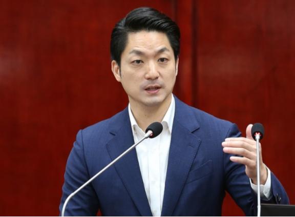 记者问蒋万安：你是台湾人还是中国人？蒋万安的回答出乎预料。他说：我是台湾人，是台