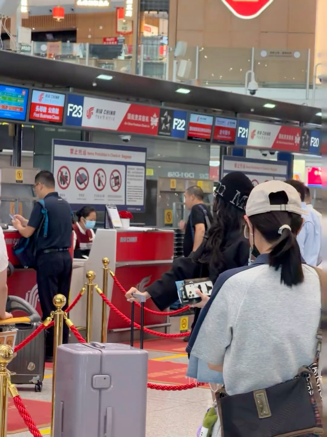 吴宣仪 /吴宣仪辛凌 路人偶遇的今天的机场出发吴选也挺好看的cr.🍠 ​​​