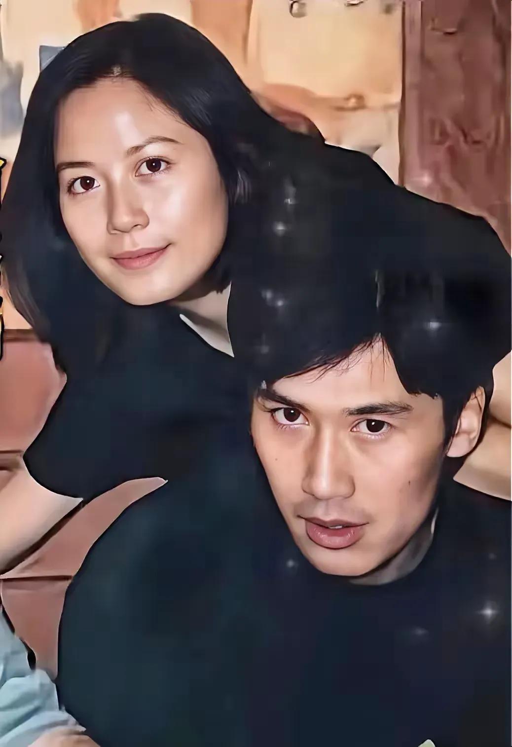 他们俩是大学同班同学，一个来自山东，一个来自浙江。他们都毕业于北京电影学院，曾经
