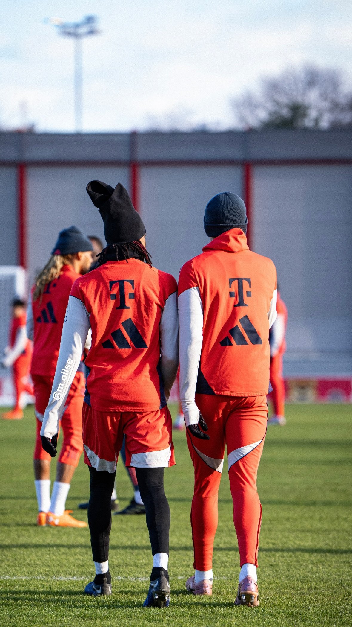 芳：我给你俩放点music助助兴？ 