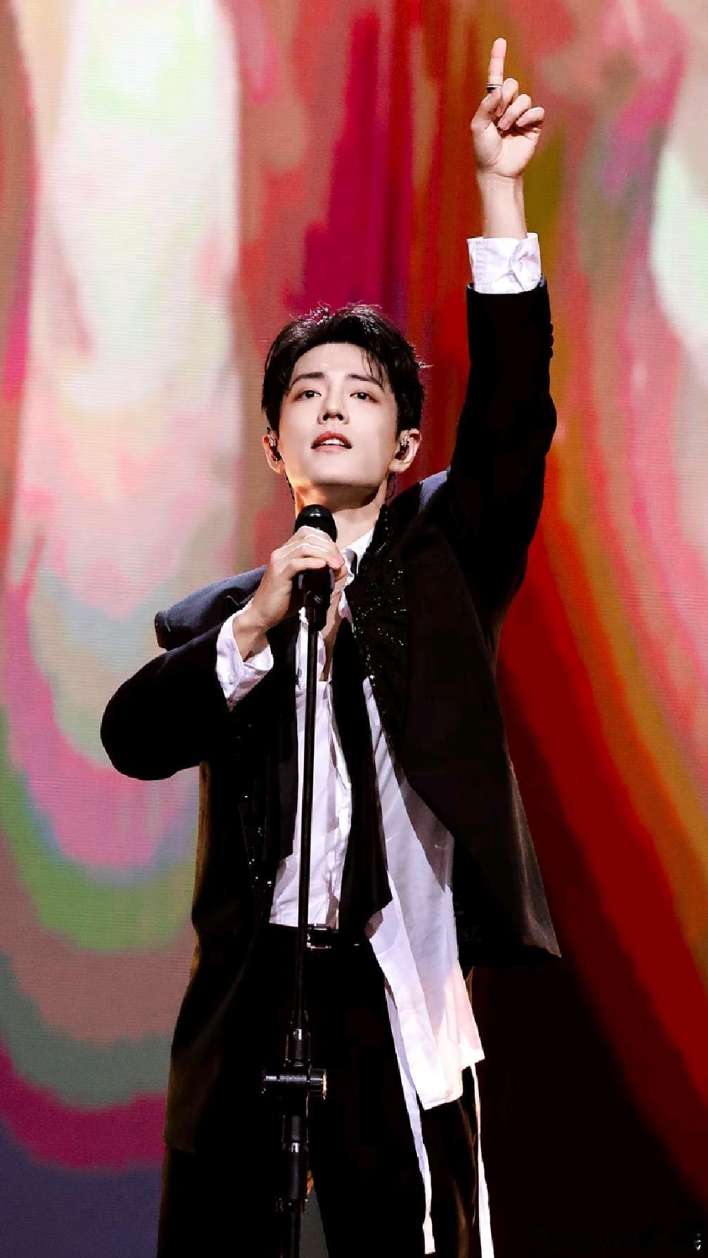 肖战东方跨年有三首歌得闲谨制那首可以，也适合舞台肖战东方跨年有三首歌