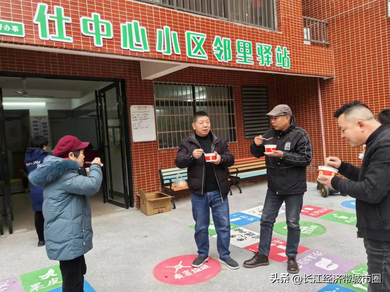 《咸安腊八节寄情》
腊日晨晖映雪霜，
八乡烟火韵悠长。
吉言处处传千户，
祥霭纷