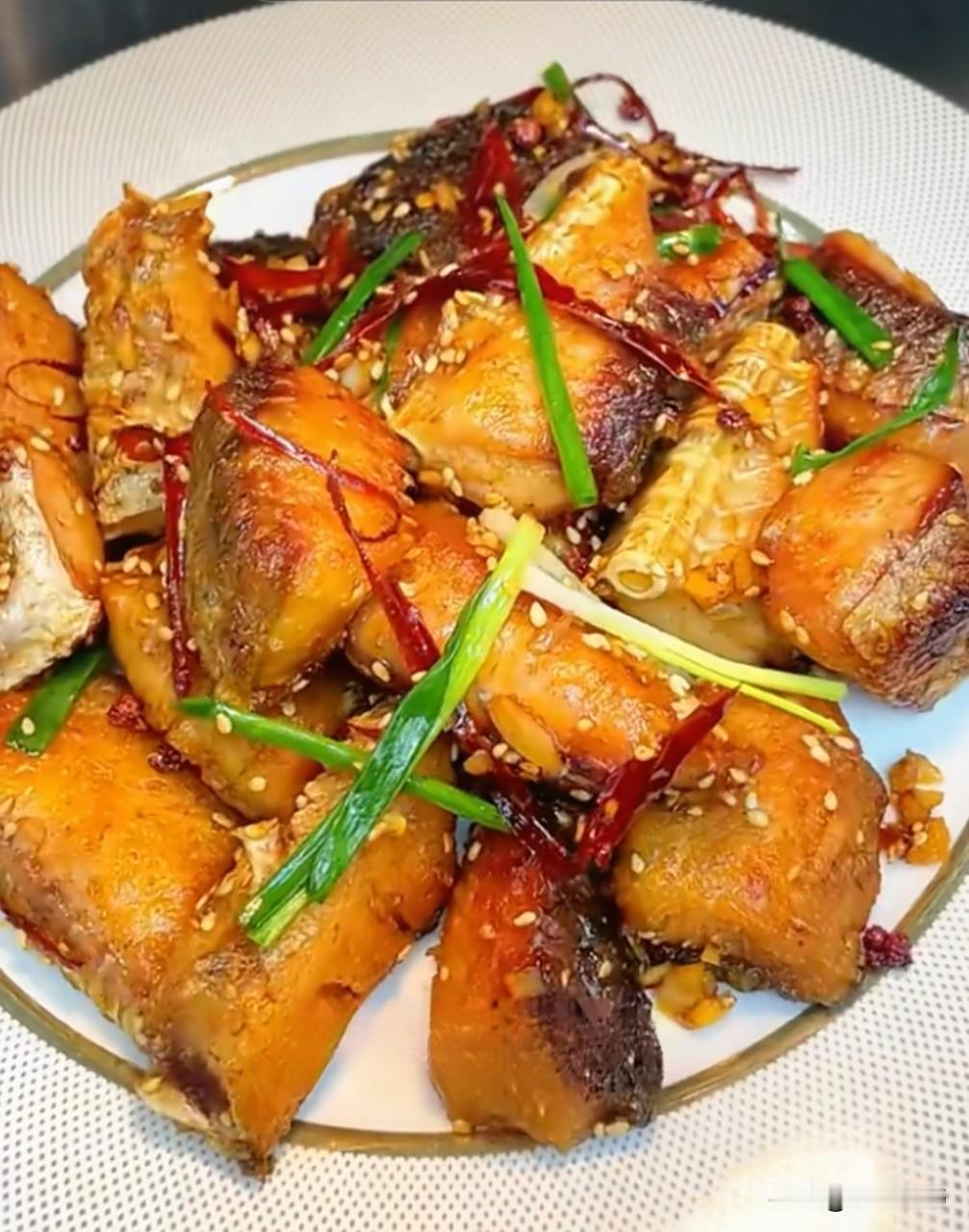 糍粑鱼


就像“老婆饼里没老婆”一样，糍粑鱼里并没有糯米糍粑，只缘于外形与口感