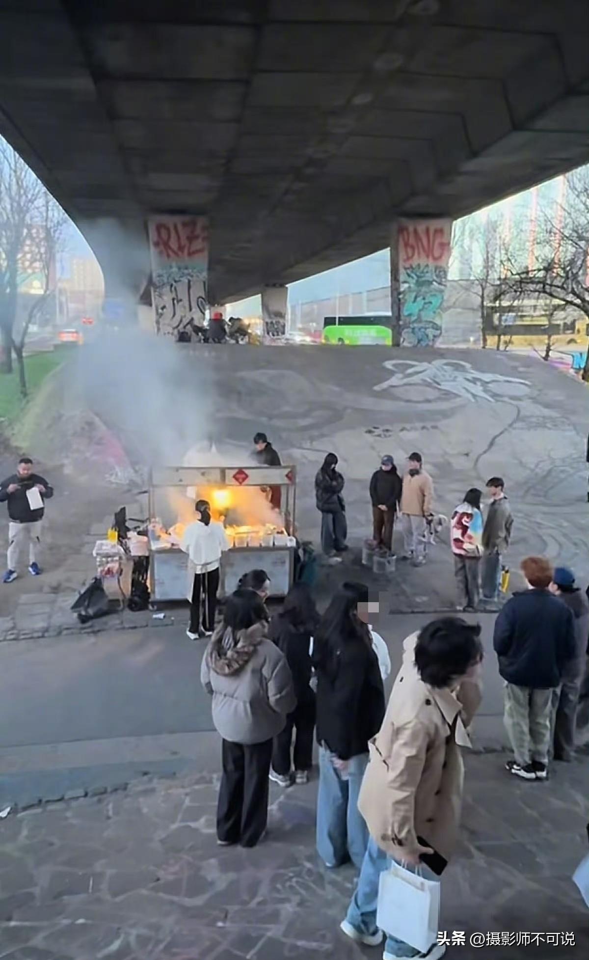 中国留学生在英国曼彻斯特大桥下摆烧烤摊火了，很多老外和华人华侨留学生都前往品尝，