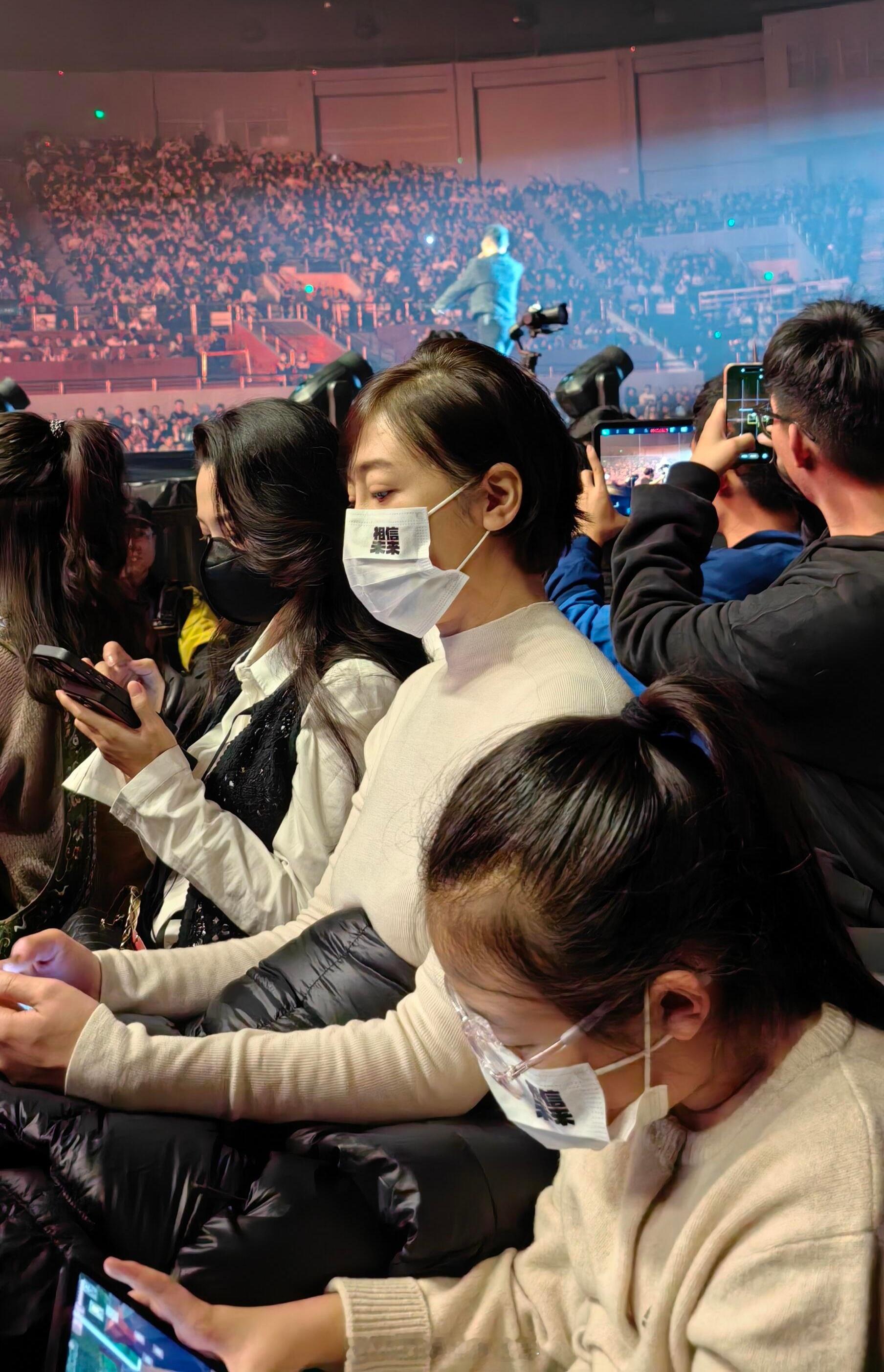 森林北现身汪峰演唱会汪峰演唱会偶遇森林北 森林北现身汪峰演唱会 