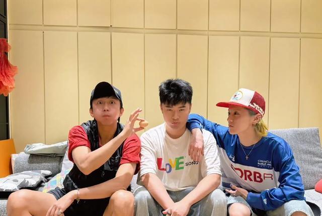 邓超分享与鹿晗陈赫的欢乐合照，三人友谊深厚，展现男人间的快乐时光。 ​​​
