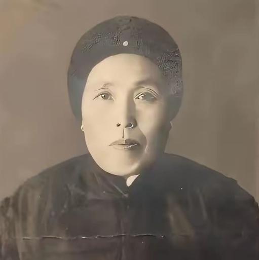 1891年，16岁的张作霖落难，孙寡妇看中了他，解开衣扣，掏出一块腰牌给他：“你