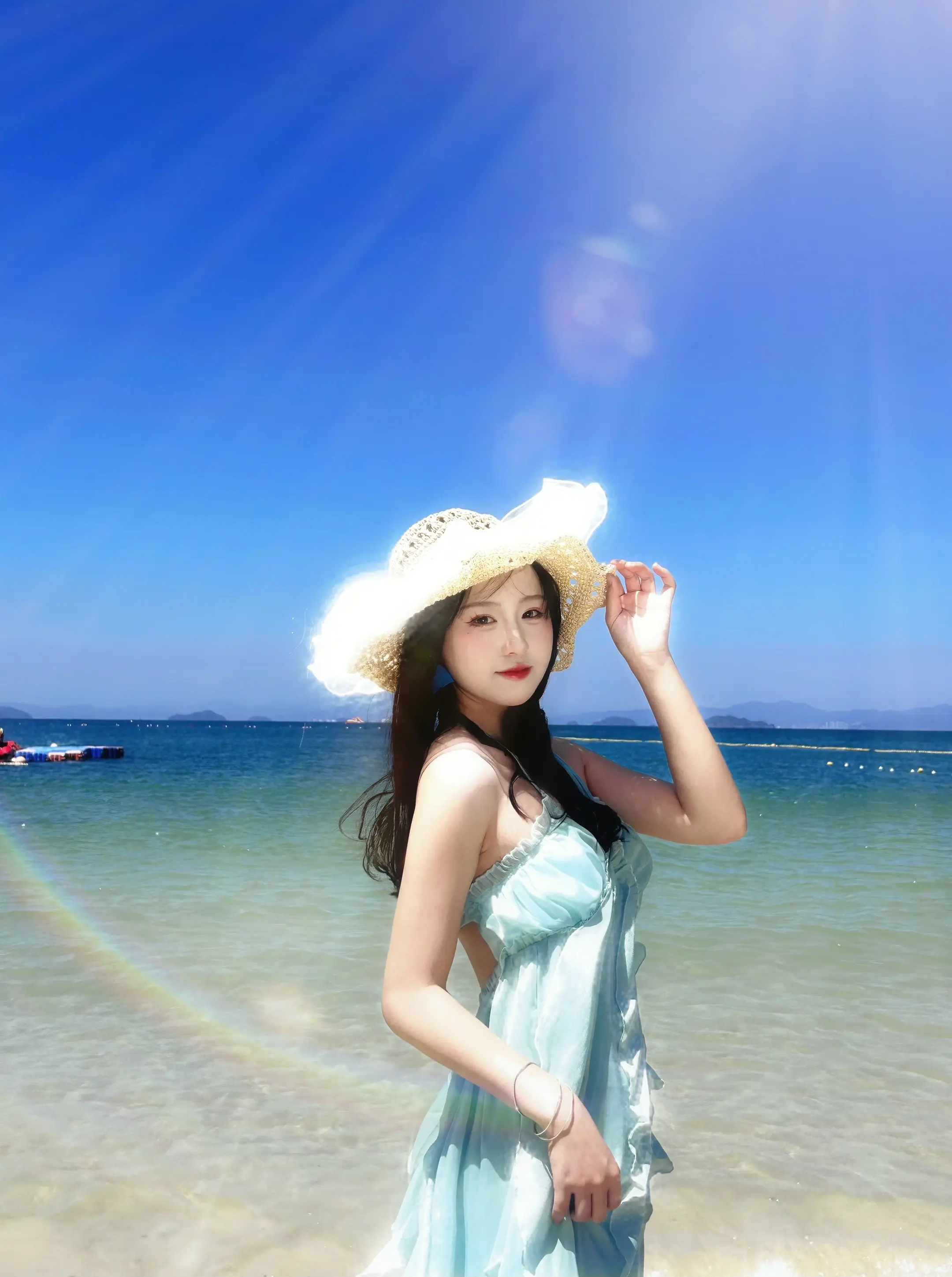 沐浴阳光的沙滩美女。