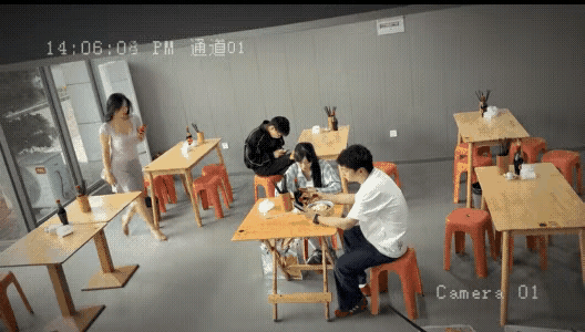男人爱美看美女是天性，但也要看什么场合，和身边陪的是什么人吧[泪奔]

这不在餐