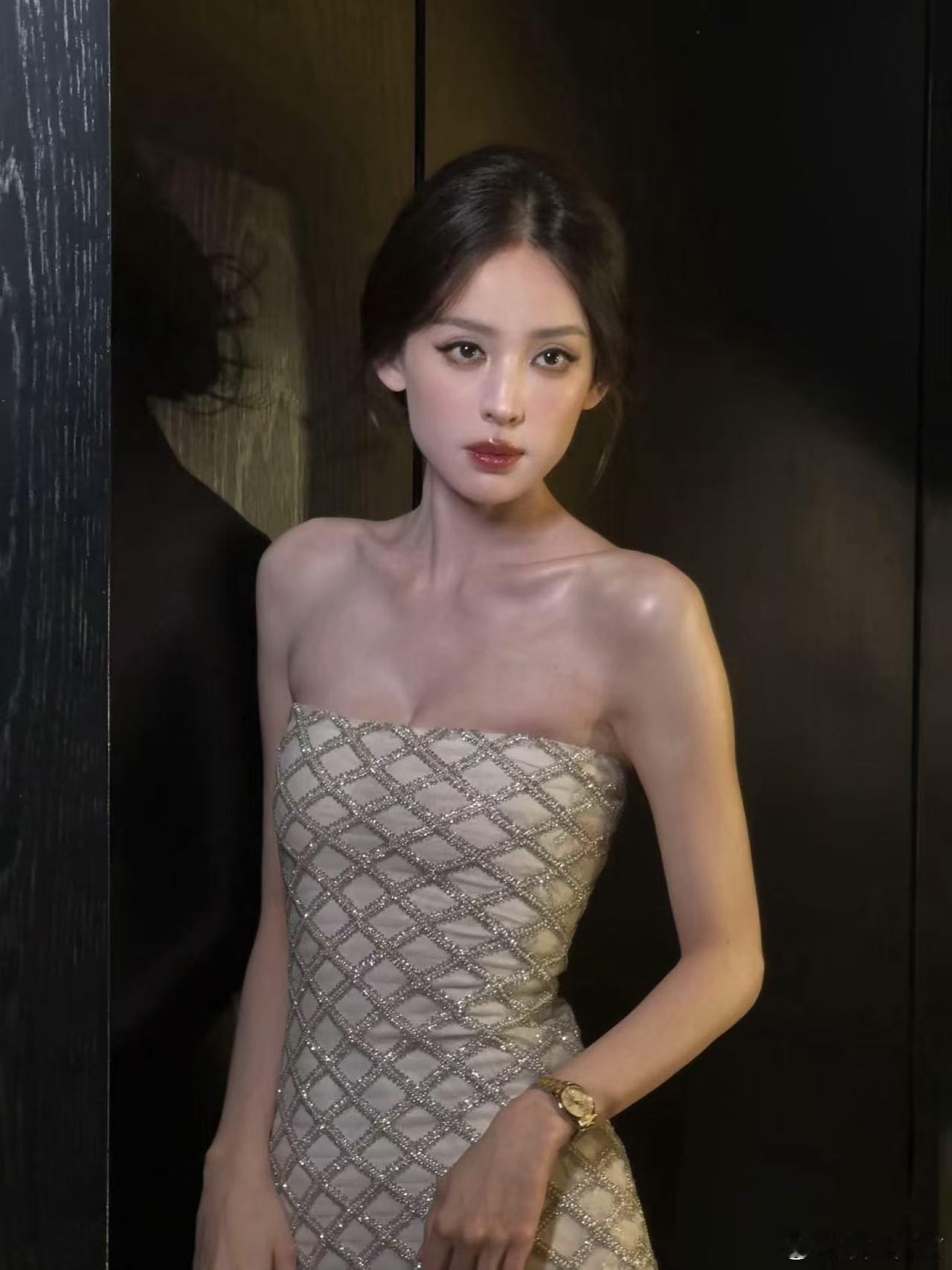 娜扎欧米茄活动路透娜扎真的好美！欧米茄活动的造型也很好看啊！工作室出的图质量很高
