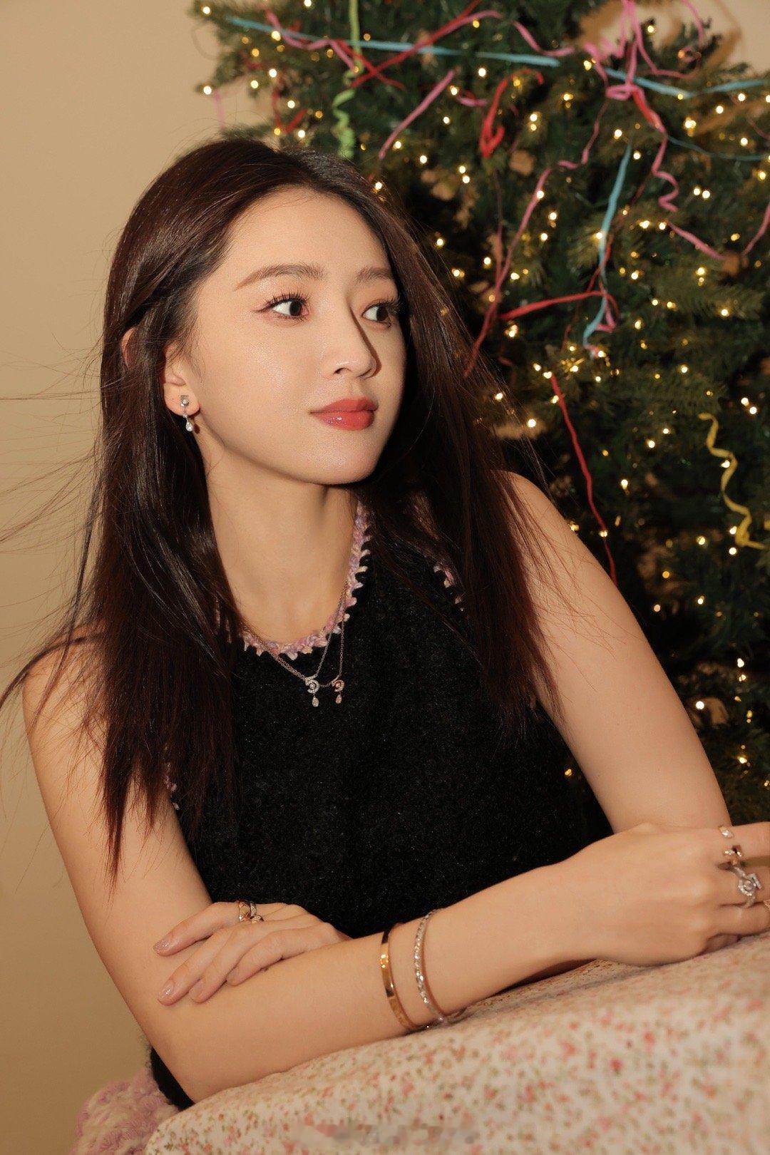 Meet my girl𝓁´◡`  岁末年初，适合好友见面蛋糕、彩带、圣诞树?