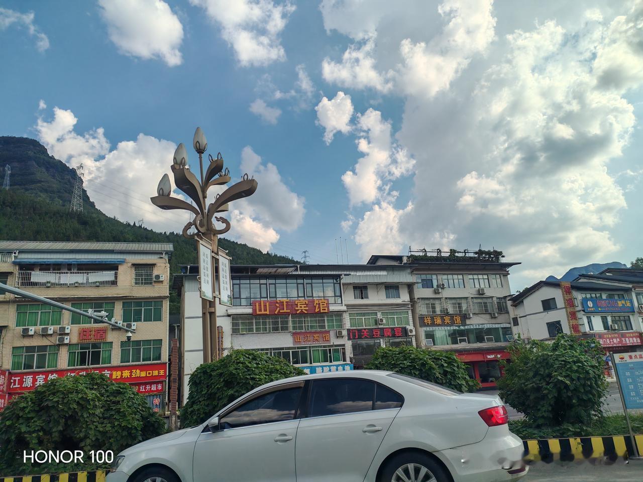 晒图笔记大赛 蓝天白云下，小镇热闹非凡。