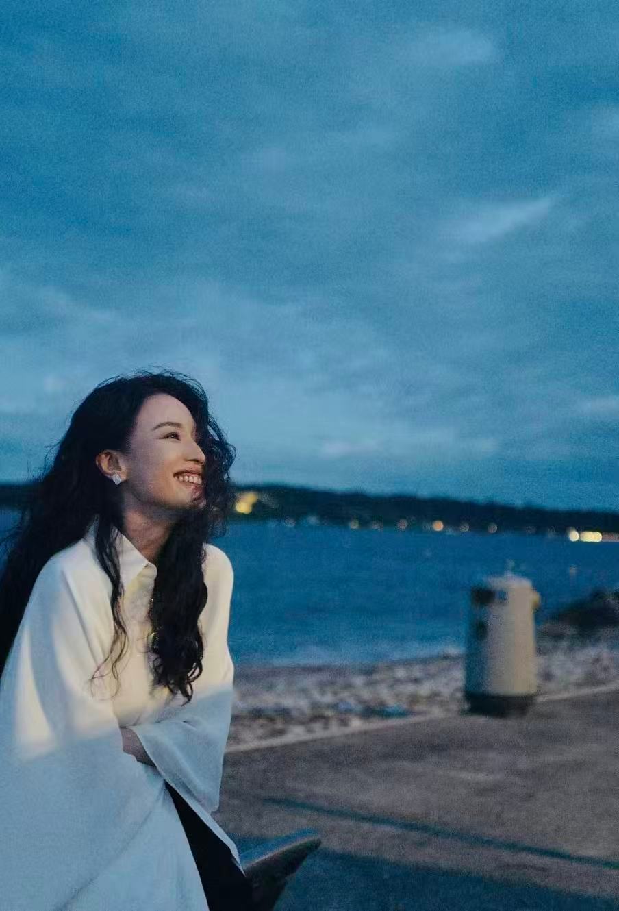 舒淇祝SU7大卖 两年谐音梗圆梦！舒淇解锁小米SU7新身份，优雅松弛气质撞款新车