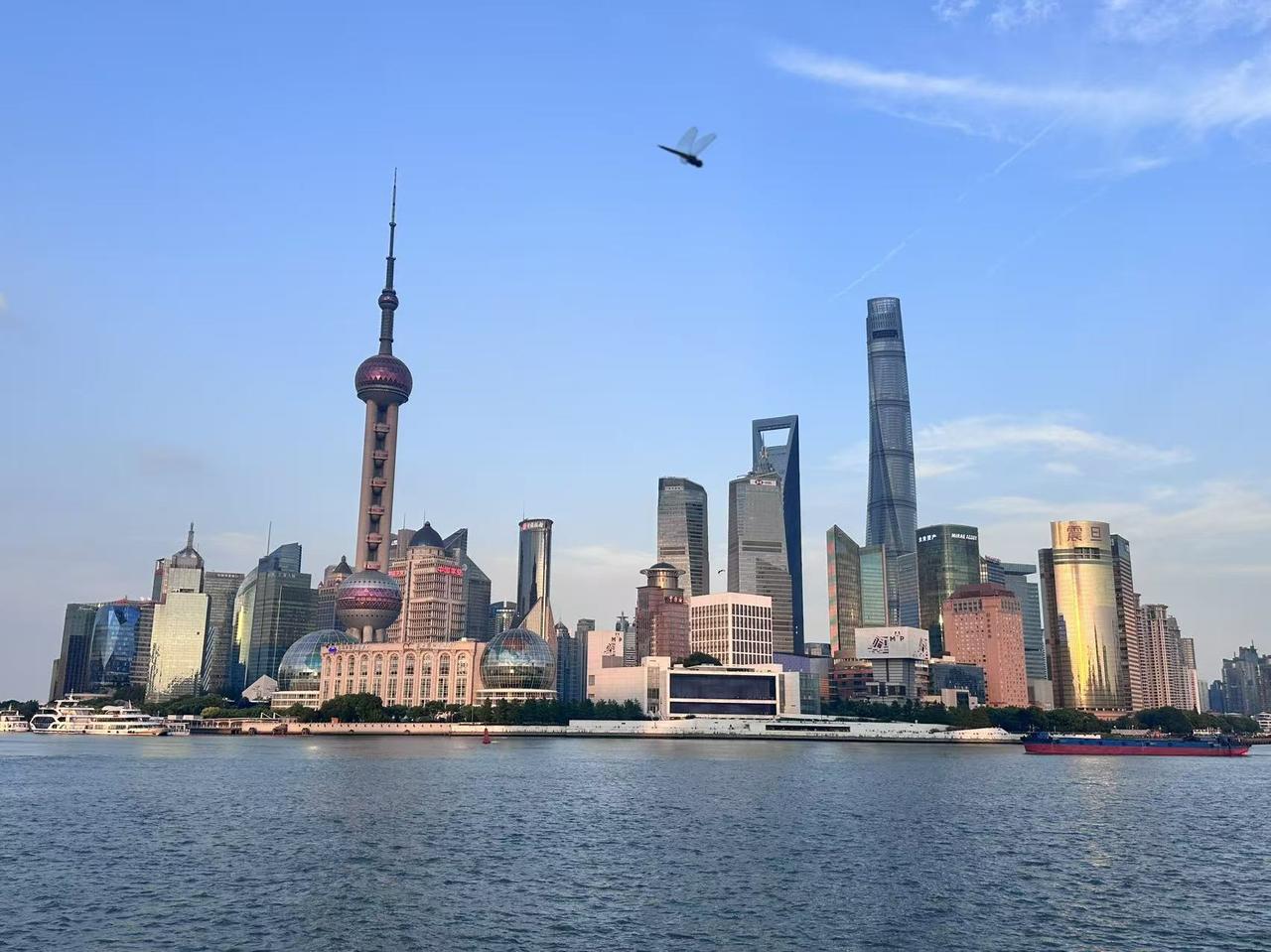 上海外滩的魅力真大，上海的太阳还没下山，已经有很多游客在往外滩那边走了，虽然不是