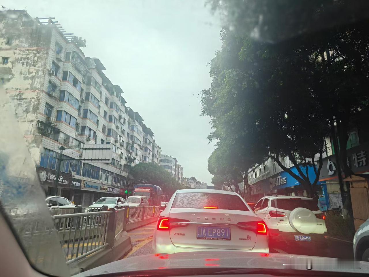昨晚一夜大雨，今早小雨！今早宜宾全城大堵，周一的宜宾很多人都迟到了！