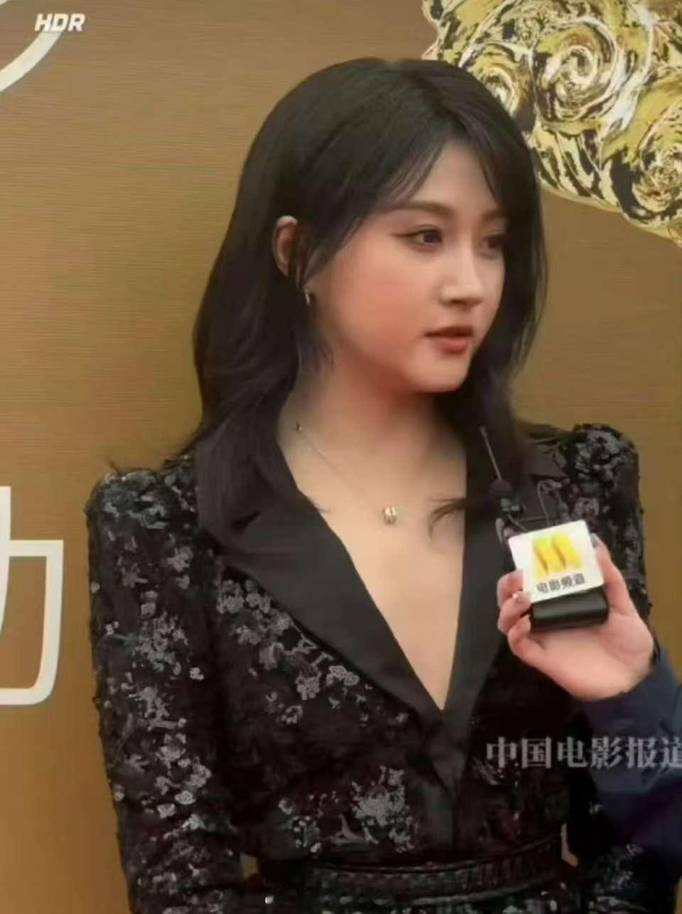 明星势力榜[超话]网友说关晓彤肿了 ​​​关晓彤华表奖造型被吐槽最近状态确实不太