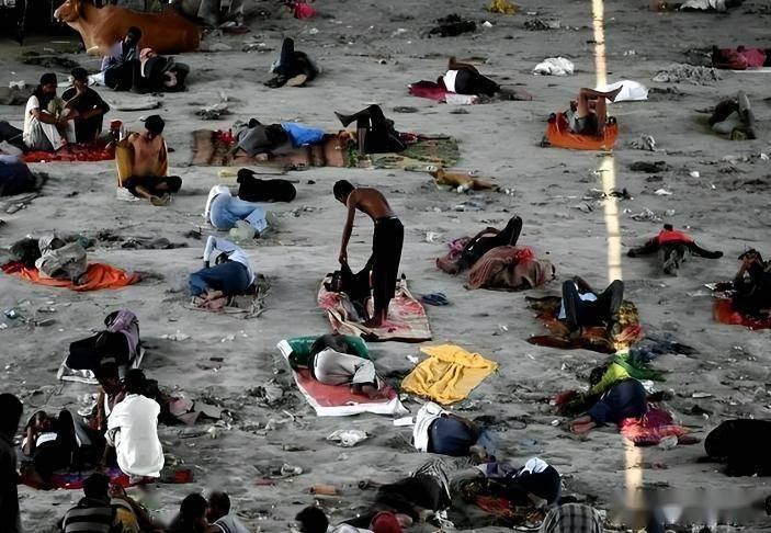 眼下的印度民众是实实在在地生活在水深火热之中，持续的高温席卷全国。而且持续的高温