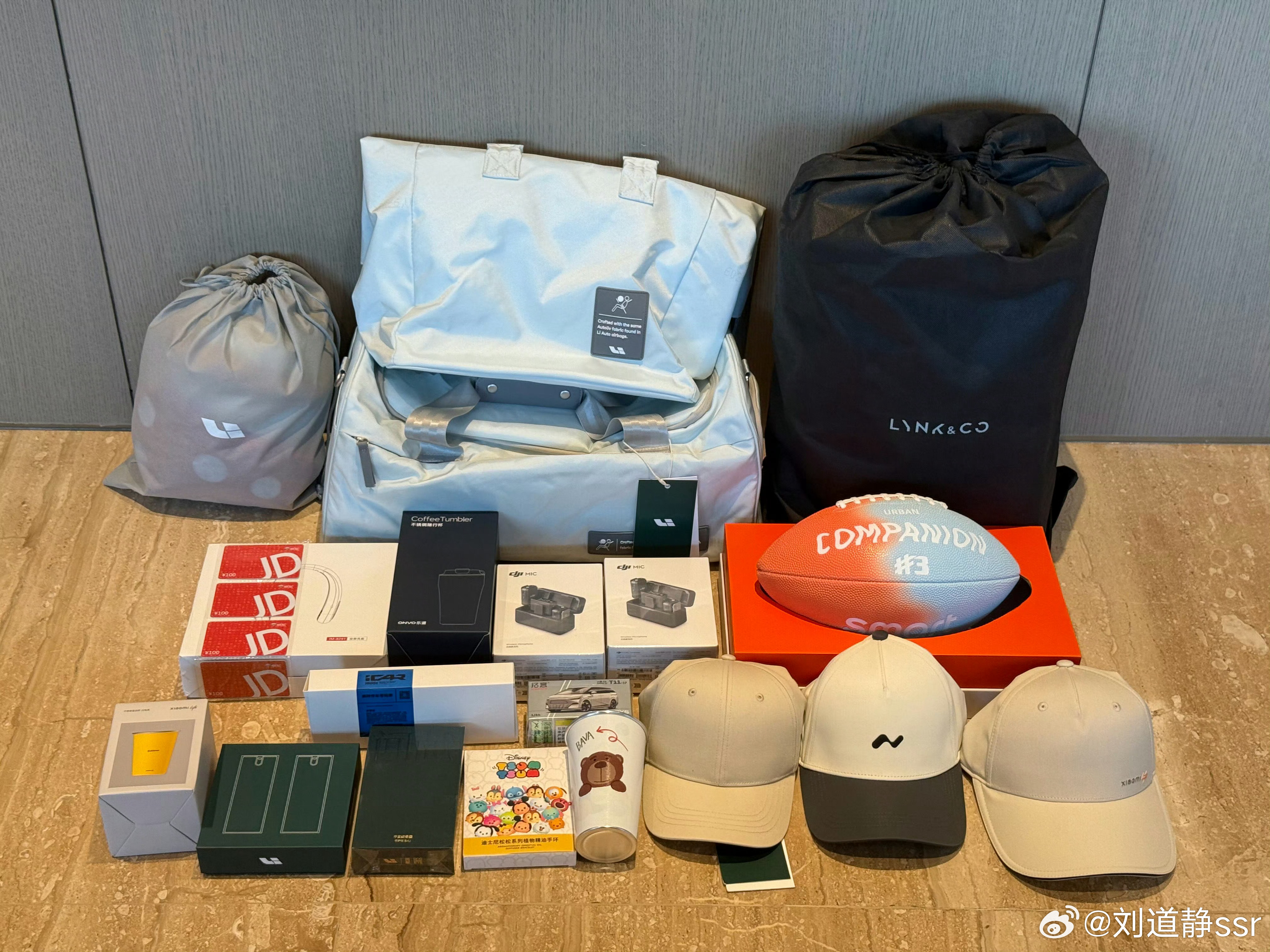 Angelababy家里摆满了粉丝的礼物我家里一般摆满了要送给粉丝的礼物 北京