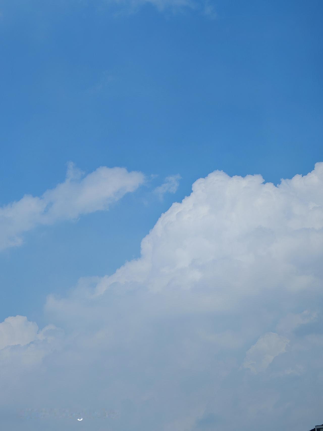 蓝天碧海云霞绕，荣誉天空映彩蓝。北京通州天空之城打卡