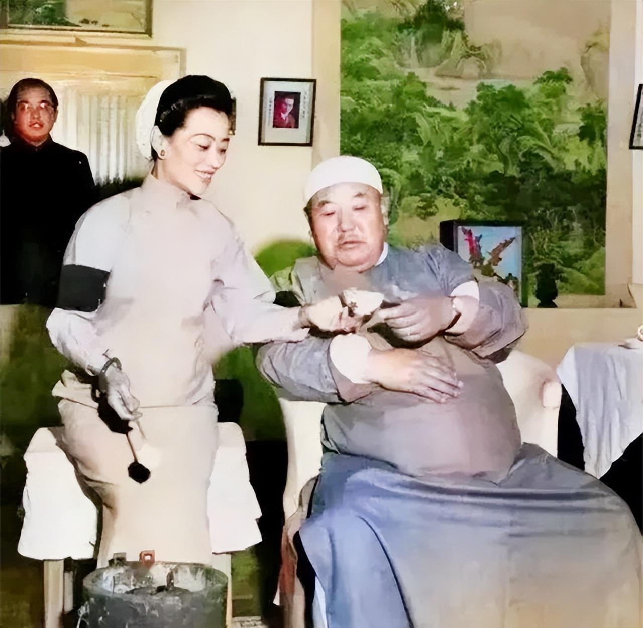 “都怪马步芳那人，要不然我会这么惨。”马鸿逵一边说着一边指挥下人把黄金运往香港。