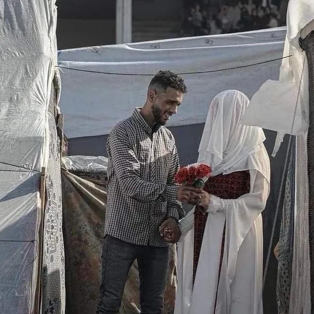 这是三天前刚结婚的新人。

报道说，今天他们在加沙拉法被以色列炸弹炸死了。。(信