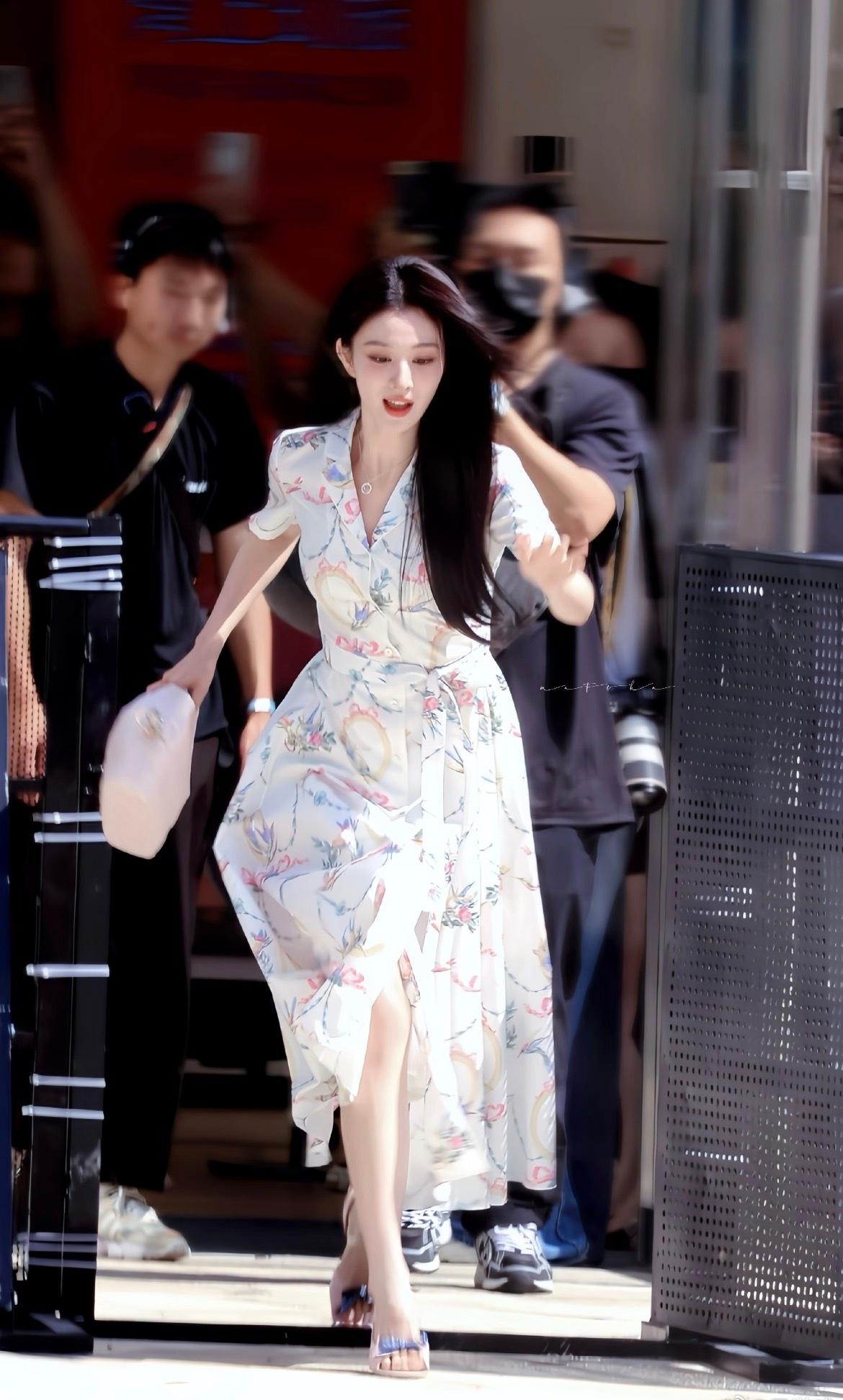 女神一直这么美萌，回看大学时期的形体课旧照，古灵精怪元气满满，灵动的气质很早就藏
