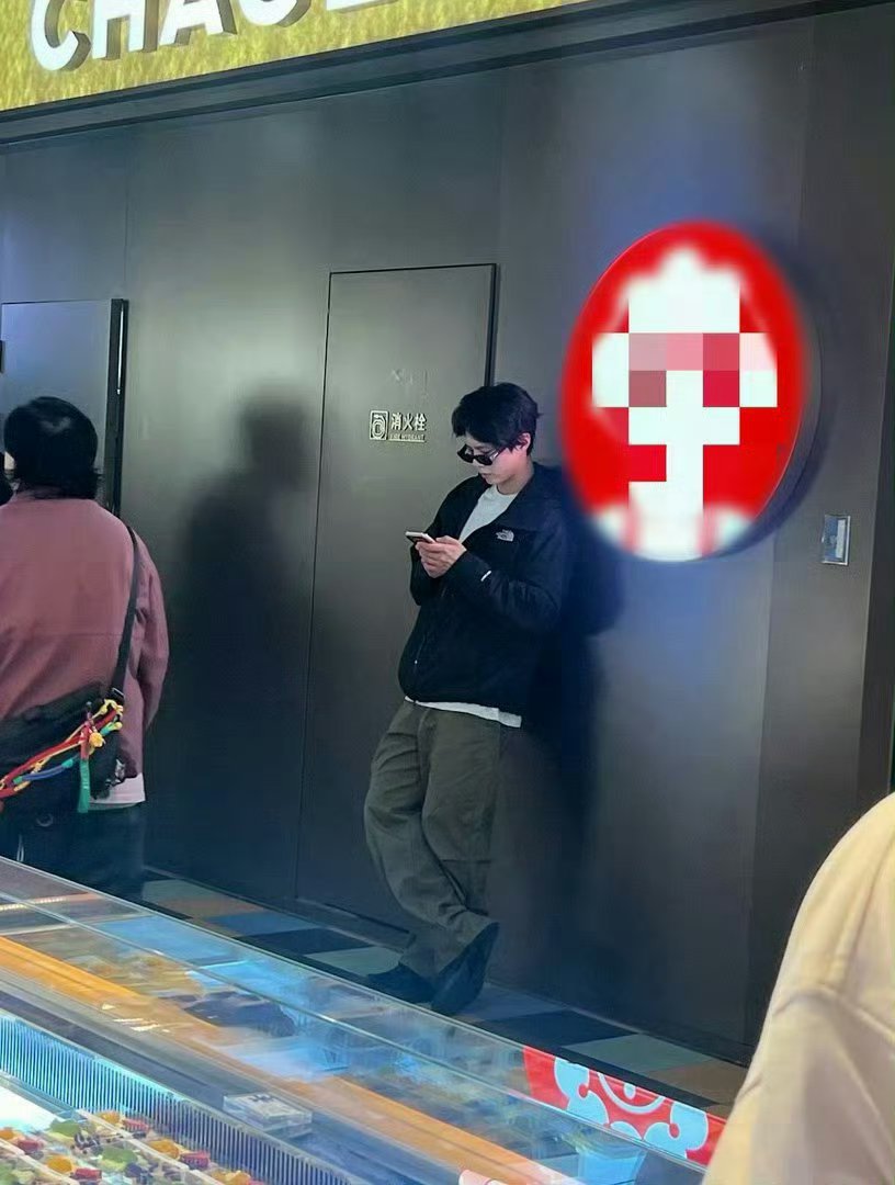 朴宝剑 费大厨费大厨朴宝剑菜单已经跟店员打听到了！！？朴宝剑点了辣椒炒肉、大王柠