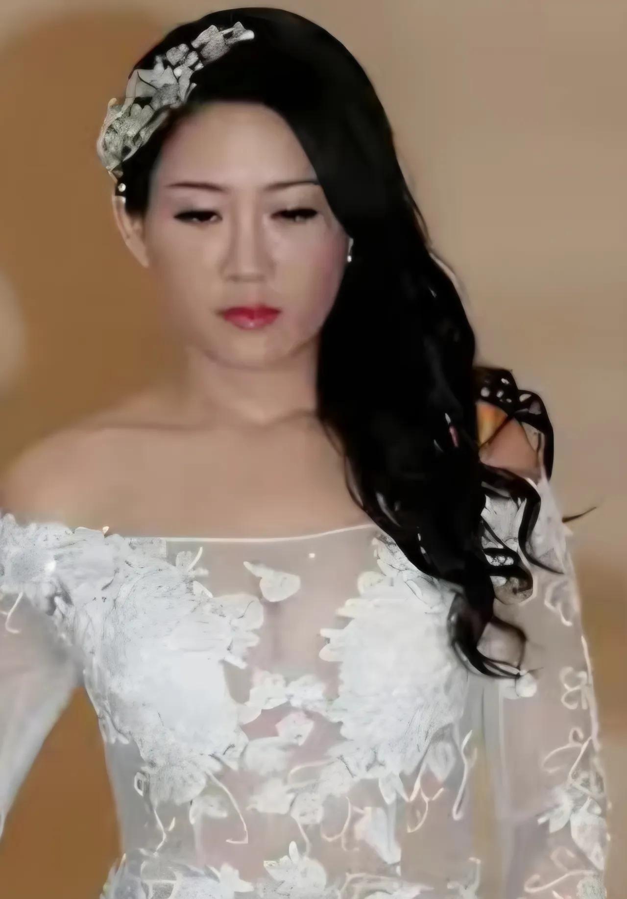 洪菱霙，作为蔡正元的现任妻子，人生履历十分丰富。现年53岁的她，比蔡正元年轻整整