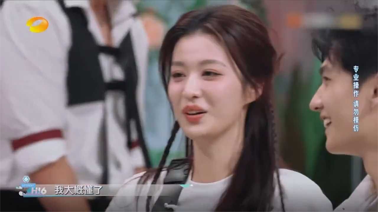 杨洋游戏输了，被杨迪惩罚泼一脸水，把王楚然心疼坏了