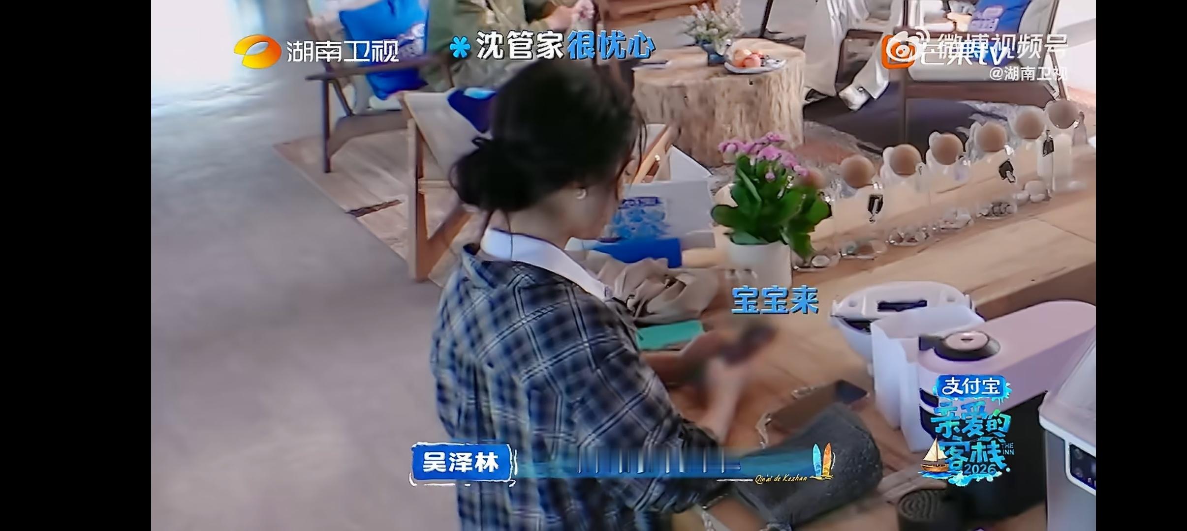 沈月坐立难安具象化了 沈月太认真了，等待“一对一服务”的萌娃时，紧张到坐立不安，