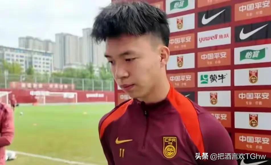 王钰栋霸气，王钰栋采访不惧澳大利亚队，要拿下对手。就喜欢王钰栋的这种自信，王钰栋