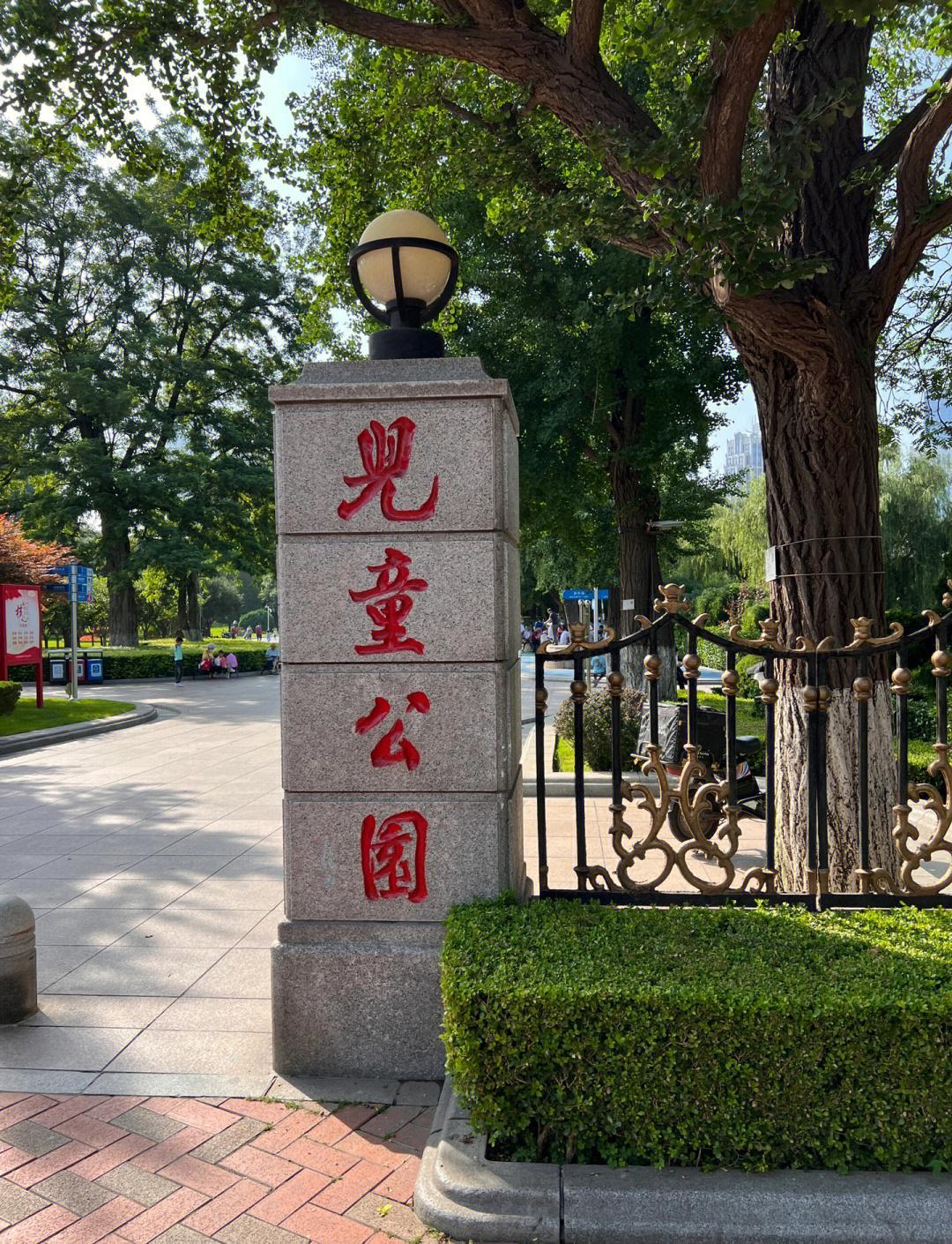 大连儿童公园名称区分：
民泽公园是官方正式旧名，明泽公园是民间俗称，二者指同一个
